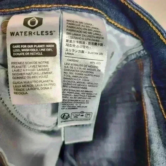 Levi's Women's 726 High Rise Standard Fit Flare Leg Full Jeans Dark Wash - Picture 7 of 8